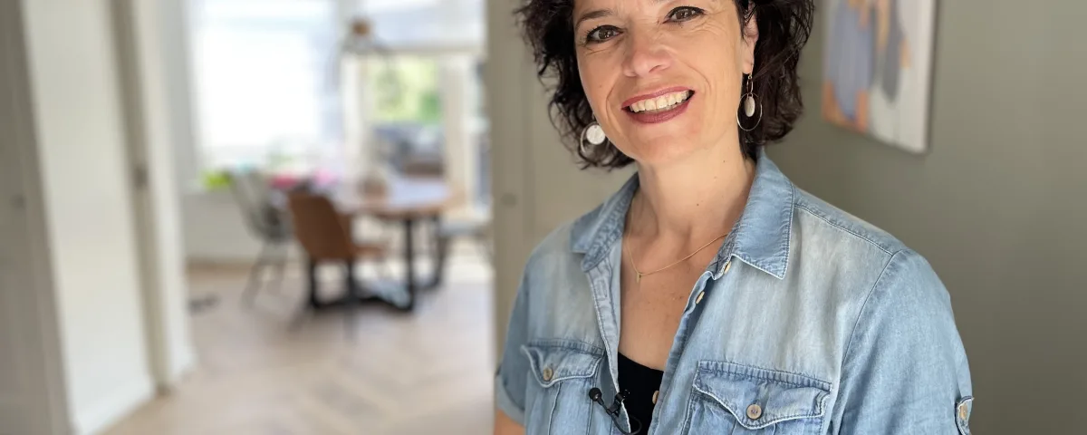 Foto van Danielle in haar huis nadat ze veel is afgevallen met haar maagverkleining. Ze deelt haar ervaringen.
