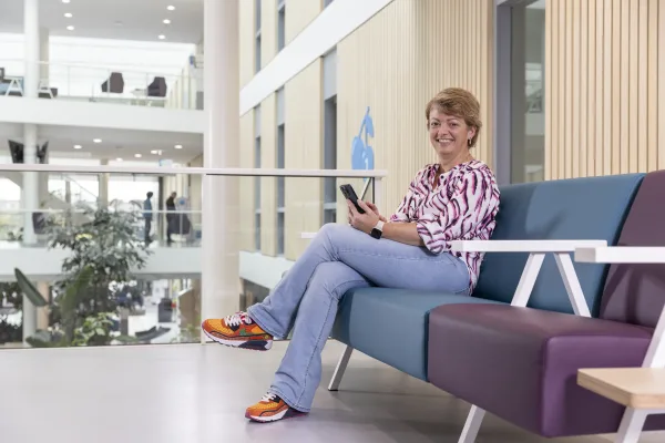 Patiënt na maagverkleining zittend op bank met Vitalys app